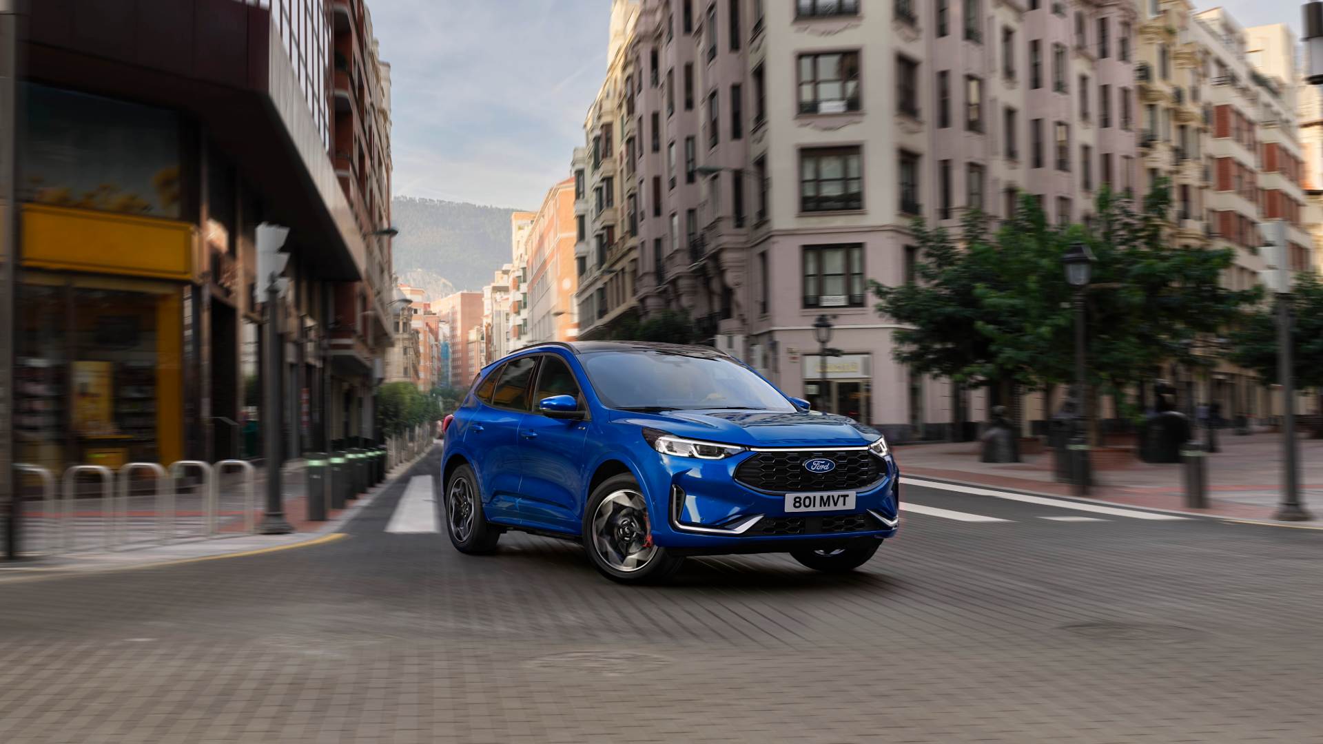 Kuga E85 ST Line bleu roulant en ville