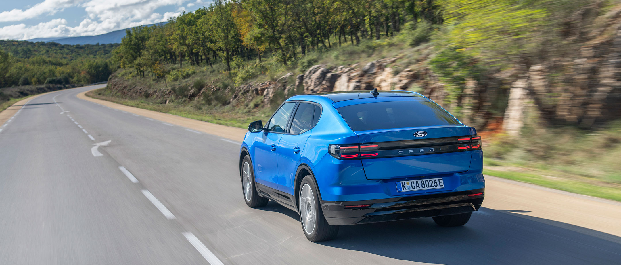 Nouvelle Capri 100% électrique bleue sur route