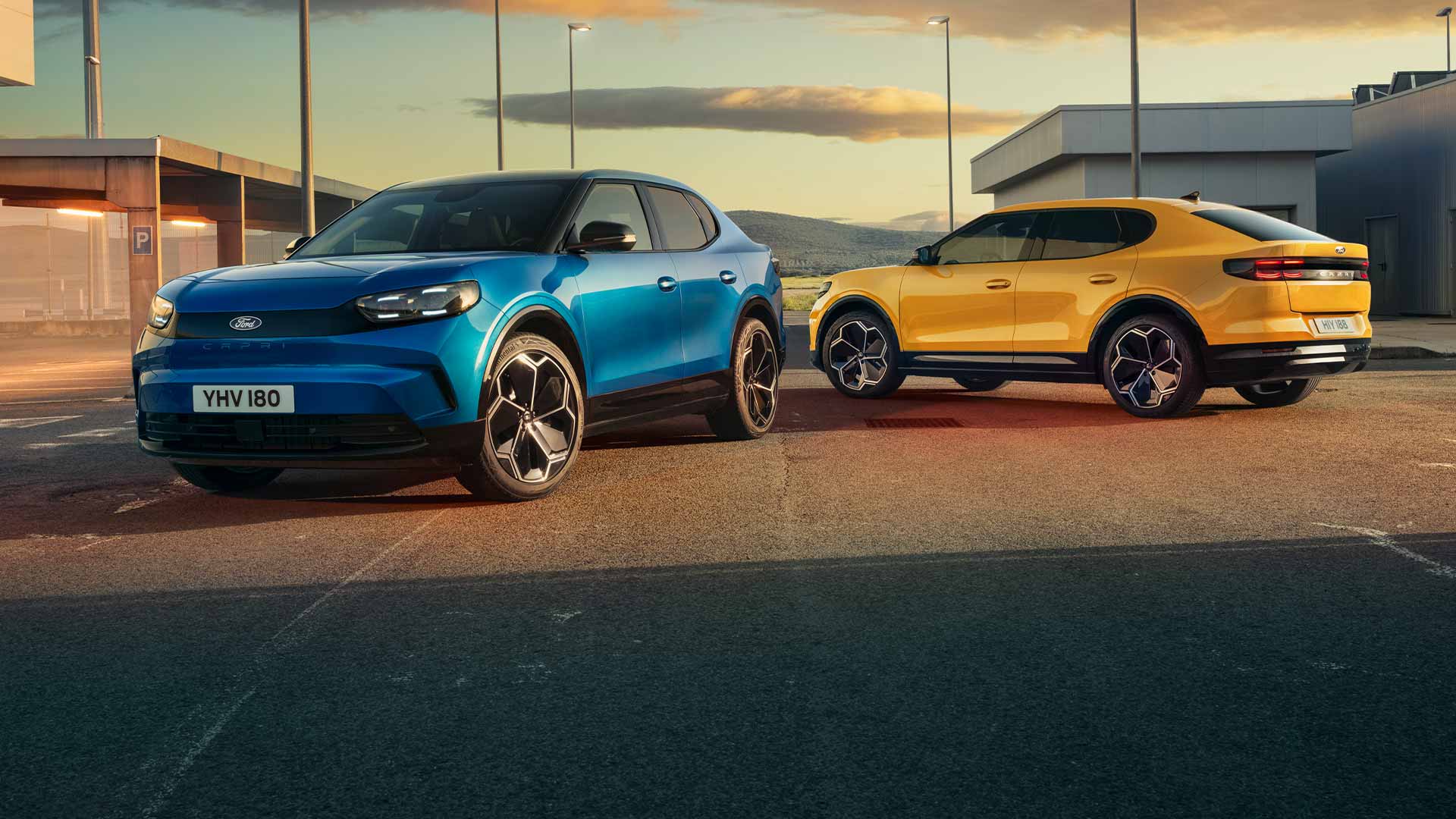 Une Ford Capri® électrique bleue et une jaune garées dans une rue.