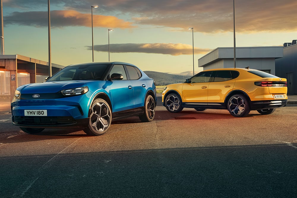 Une Ford Capri® bleue et une Ford Capri® jaune garées dans une rue.