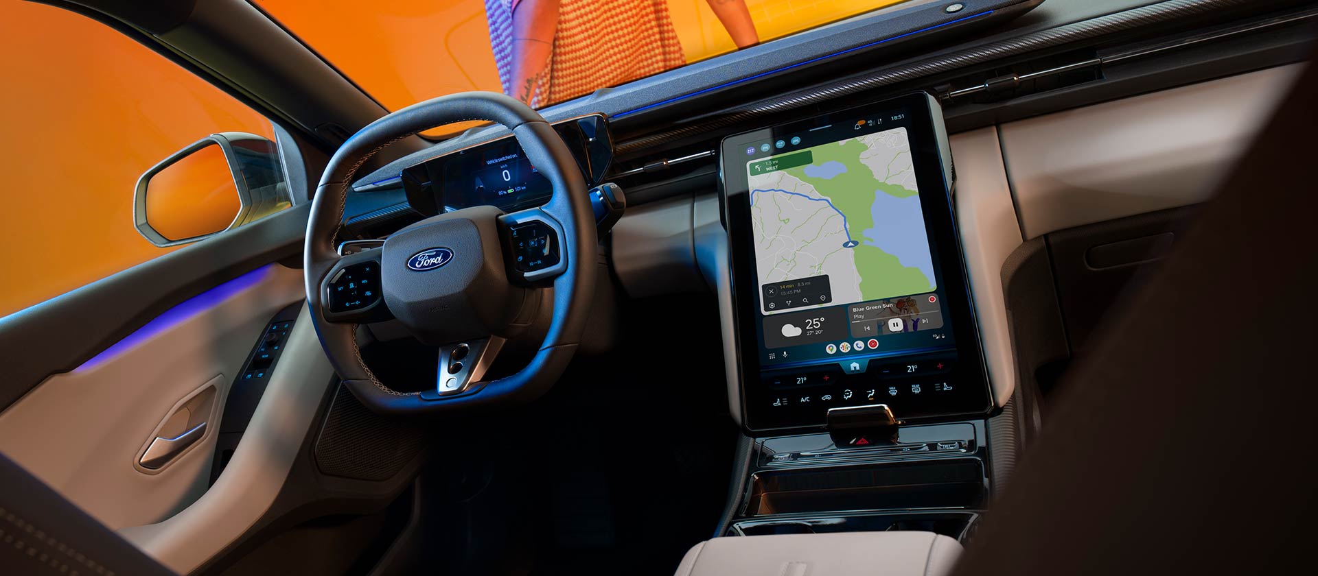 L'habitacle de la nouvelle Ford Capri® électrique doté d'un grand écran tactile et d'un système de navigation par satellite connecté au cloud.