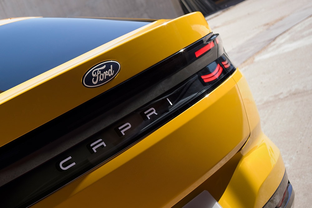 Gros plan sur le lettrage CAPRI à l'arrière du nouveau SUV électrique Ford Capri® jaune. 